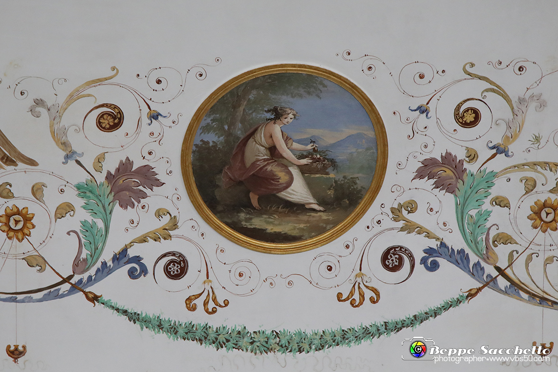 VBS_6510 - Villa Pisani - Stra (Venezia).jpg - SALA DI MARIA ANNA CAROLINA  Stanza intitolata a Maria Anna Carolina, sposa di Ferdinando figlio di Francesco i d'Austria. II soffitto è decorato dal pittore Bevilacqua con quattordici danzatrici con timpani e tamburelli e una sequenza di lunette con amorini; le pareti sono rivestite di una tappezzeria originaria dell'epoca. 